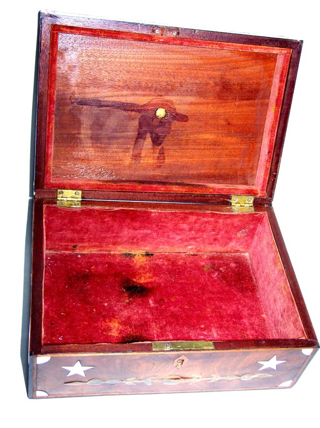 A 19th century Sailor-made ANTIQUE Box, inlaid with Whalebone, Whale Ivory and Baleen, probably from Nantucket circa 1840. — image 3